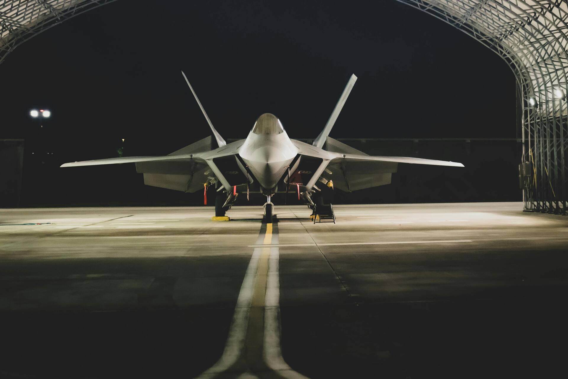 Symmetrical view of a fighter jet — evoking the aviation sequences of Top Gun: Maverick